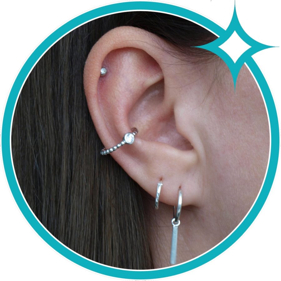 Ear cuff van gerhodineerd zilver met zirkonia in kastzetting